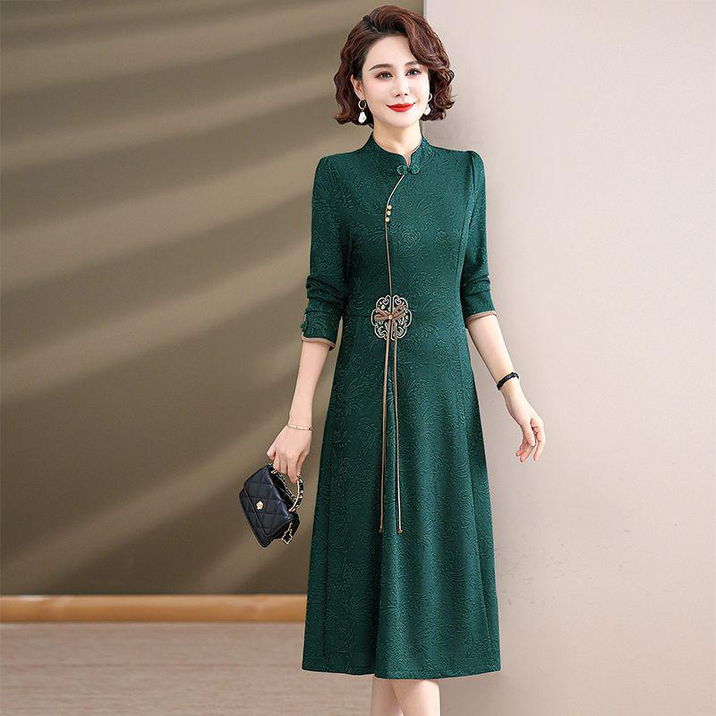 

Autumn Embroidered Floral Dress for Middle-Aged Women – Mid-Length, Trendy Chinese Style L (80-105 lbs) зелёный