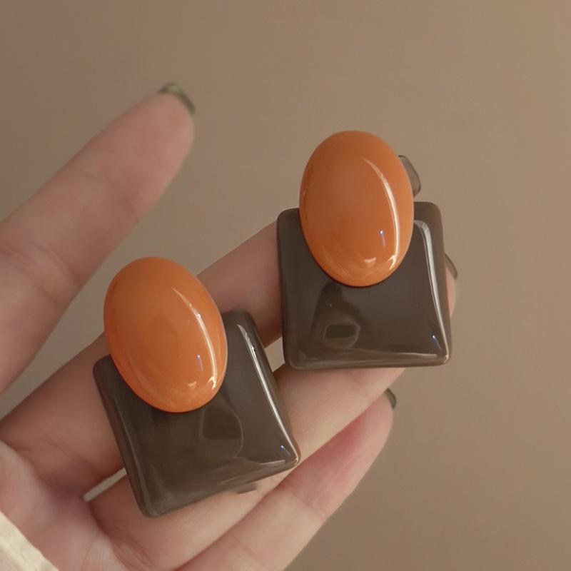 Silver Needle Hong Kong Style Retro Oval Contrasting Color Stud Earrings Women's Niche Creative Earrings Temperament Earrings Light Luxury