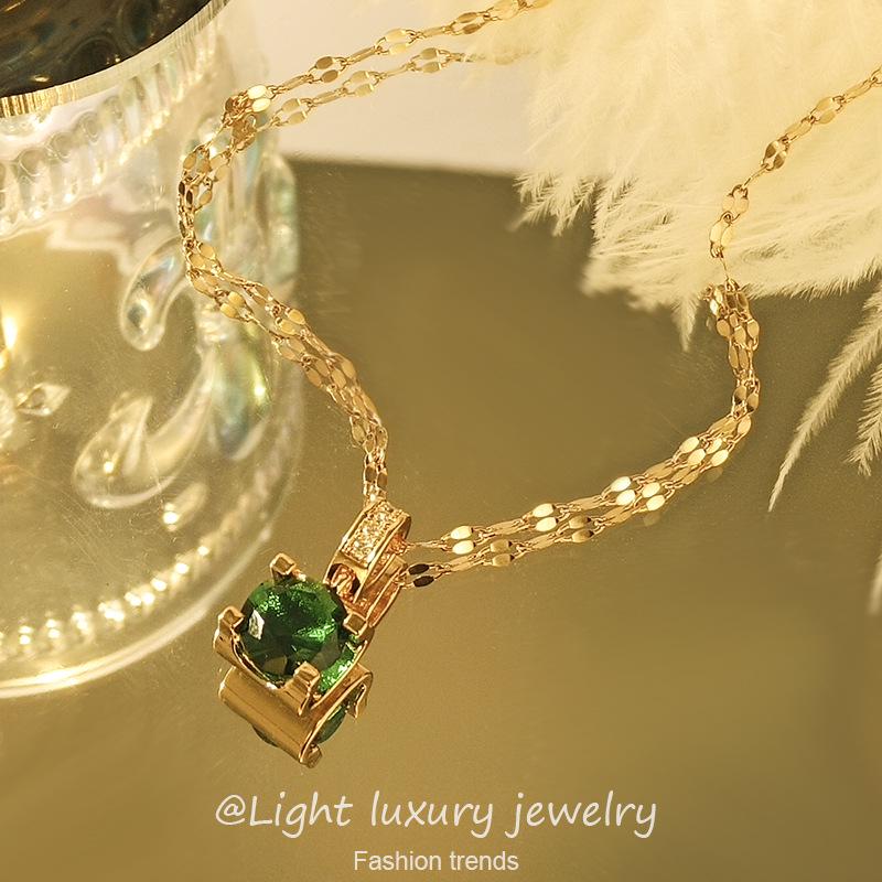 Collana con Ciondolo Farfalla Smeraldo: Catena Clavicola in Acciaio di Titanio di Lusso per Donne