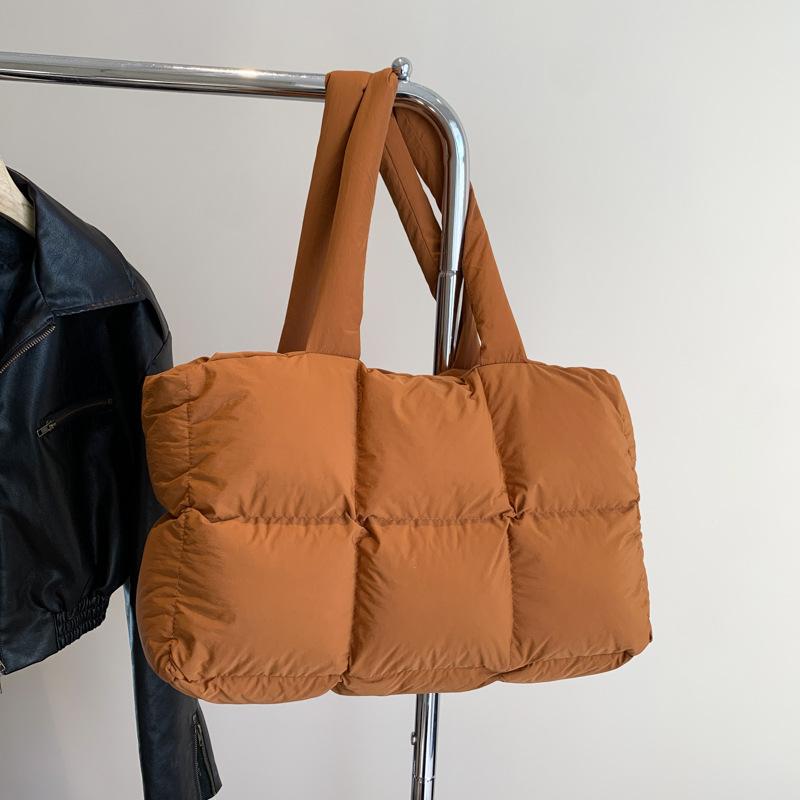 

The New Women s Bag Is A Simple Space Bag with A Soft Checkered Handle коричневий