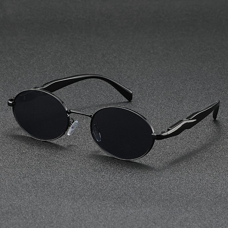 A Pair of Retro Luxury Style Oval Frame Glasses Suitable for Both Men and Women Fashionable and Versatile