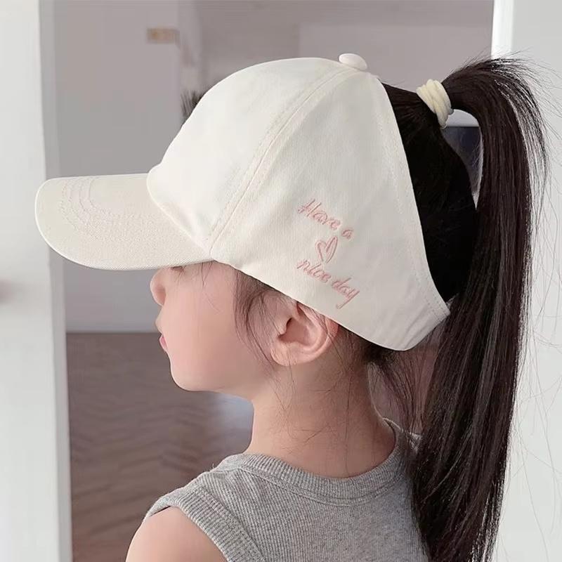 Offene Baseballkappe für Mädchen mit Öffnung für den Pferdeschwanz und Herzstickerei, Sonnenschutz-Visierhut für Kinder Sommer Outdoor Tägliches Reise-Wear