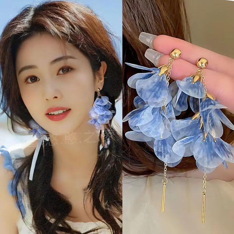 

Wht Same Style Earrings Blue Petal Earrings Immortal Stud Earrings 2025 Spring and Summer New Travel Jewelry Women A1718 white deer with blue petal earrings