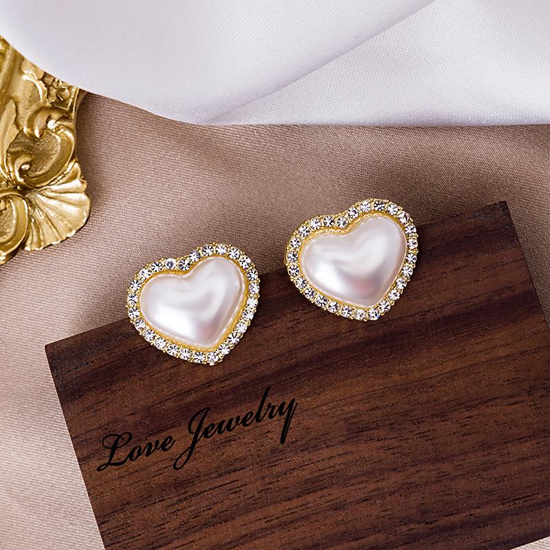 Kolczyki sztyfty w kształcie serca z perłami Retro z osadzonymi diamentami Kolczyki w kształcie brzoskwiniowego serca z osadzonymi diamentami