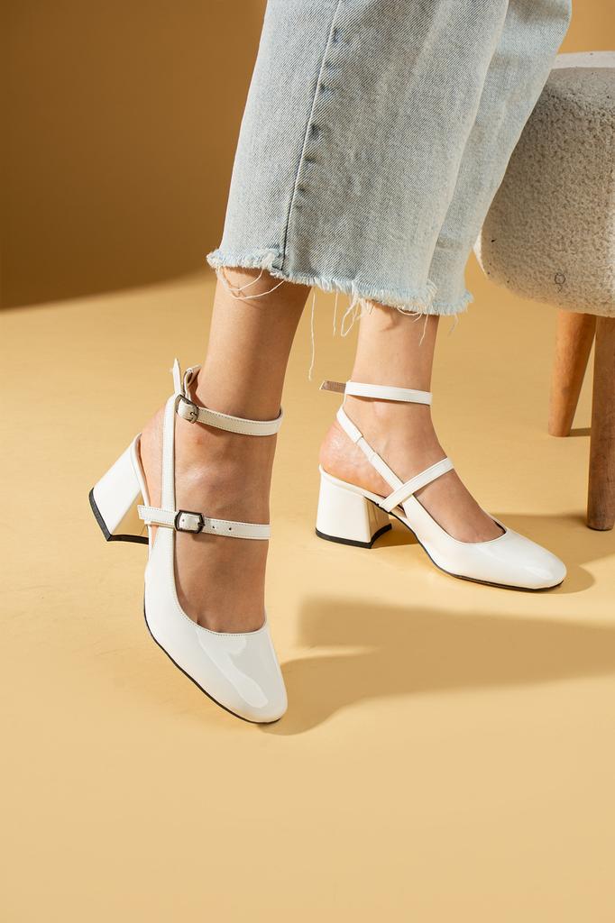 Damenschuhe mit doppelter Schnalle und Absatz 64-0405-24 aus Lackleder