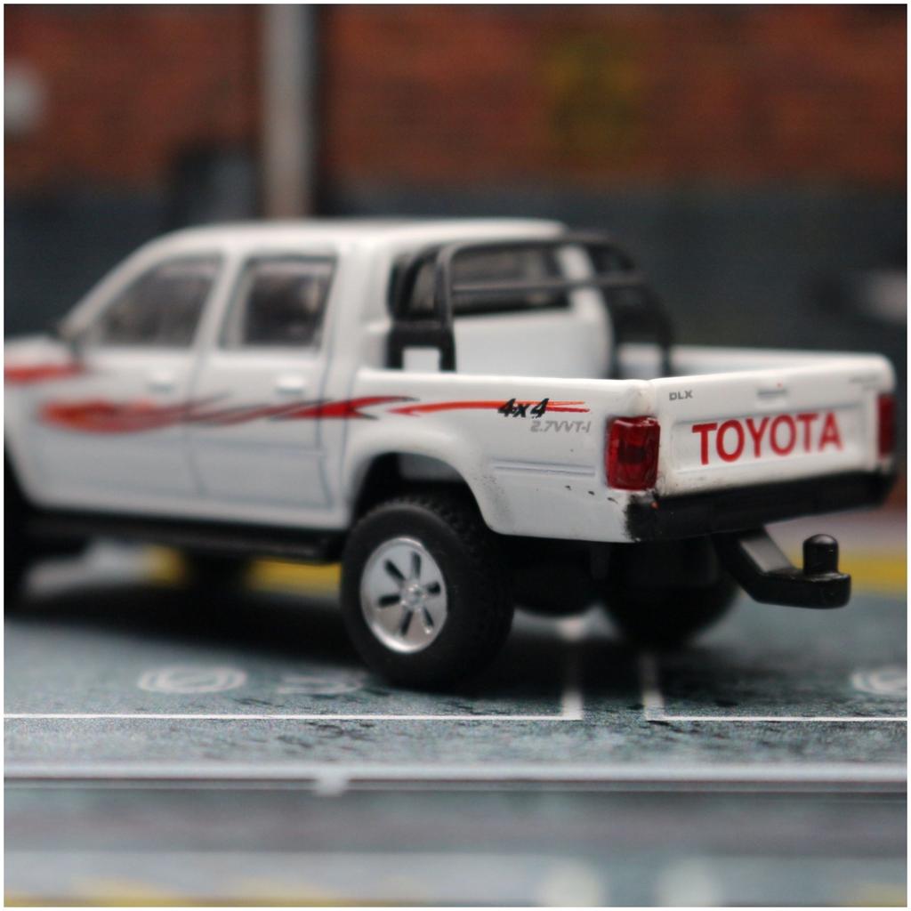 1/64 Scale TOYOTA Hilux Pickup Truck Miniature Toy Car Vehicle Premium Model Free Wheels Diecast Metal Alloy Collection Gift