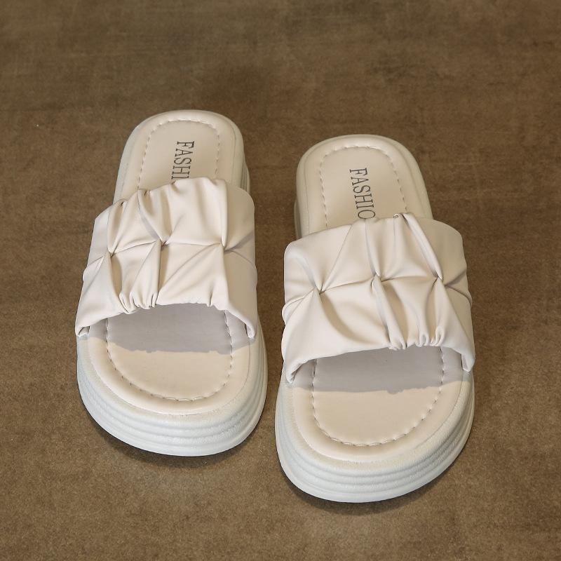 Niche ins slippers women's summer outer wear 2025 new thick-bottomed fashionable women's sandals popular beach maternity slippers