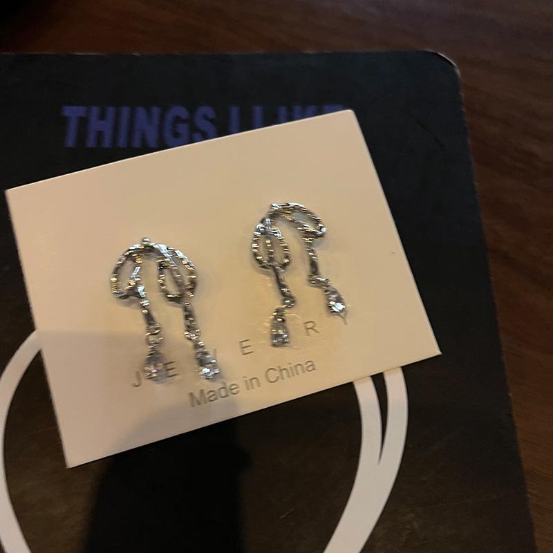 

Sweet Cool Metal Liquid Cold Bow Earrings Earrings Retro Niche Temperament Premium Versatile Stud Earrings