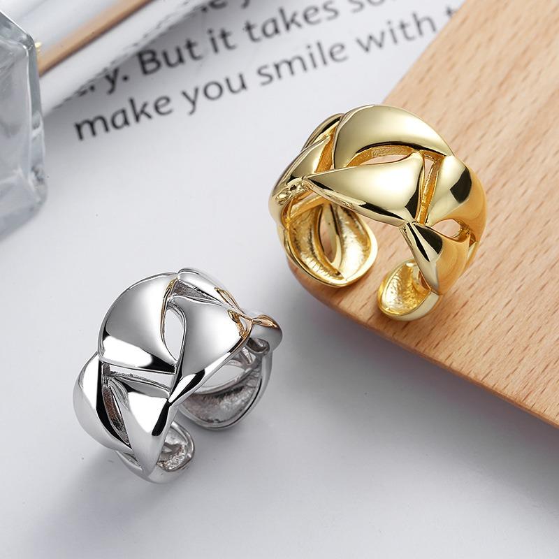 

Светлое ажурное трехмерное открывающееся кольцо из стерлингового серебра роскошного стиля