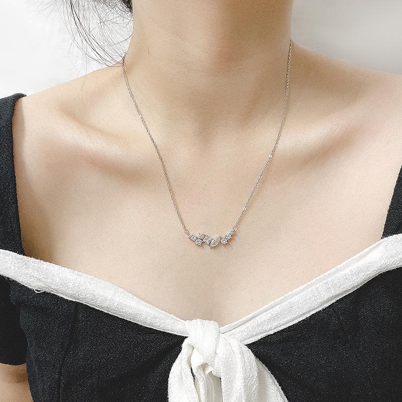 Women s Trendy Niche Necklace: 3A Zircon Pendant, Super Shiny French Clavicle Chain, Fashionable and Elegant.