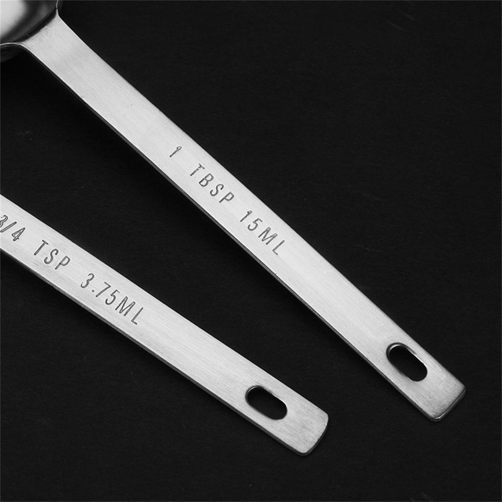 Sett med 6 måleskjeer i rustfritt stål for tørre og flytende ingredienser Nøyaktige måleskjeer Kjøkkenredskaper