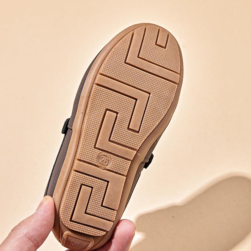 Jarní chlapecké slip-on boty v britském stylu z měkké kůže pro pódium a řeč 2025