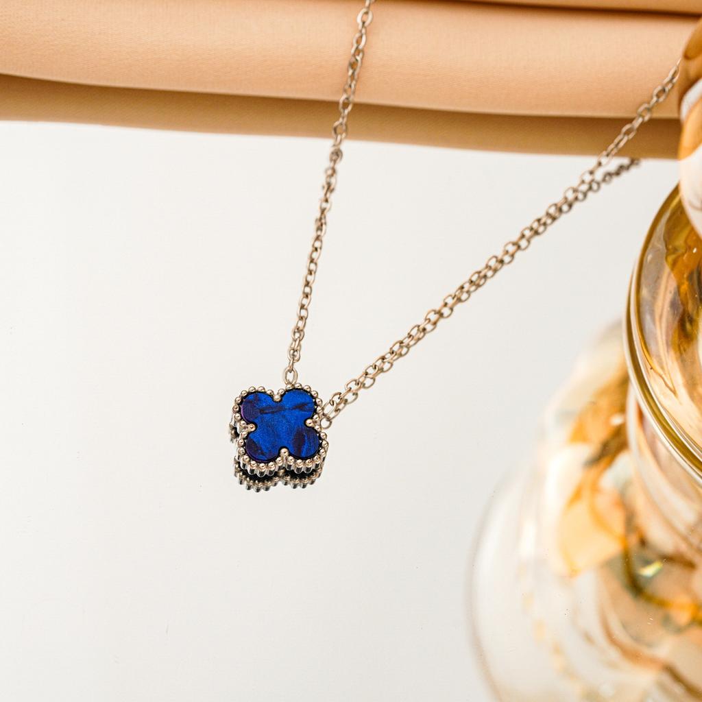 Collana Trifoglio a Quattro Foglie Una Lussuosa e Raffinata Catena per Maglione da Donna in Acciaio di Titanio Bicolore Resistente al Colore