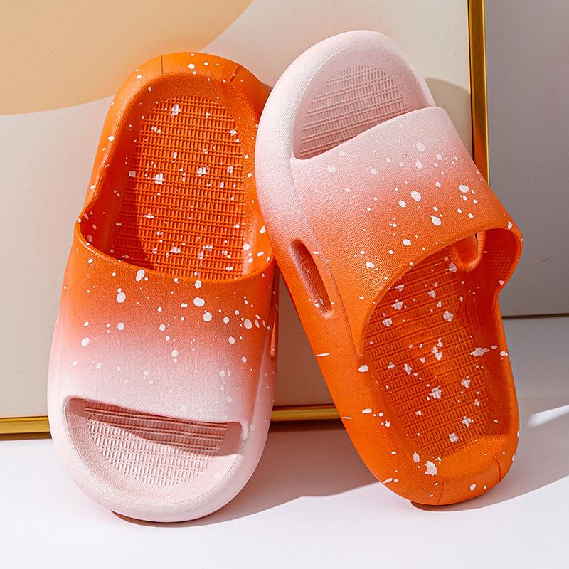 Neue Sommer-Gradient-Kinderslipper für Jungen und Mädchen Sandalen und Hausschuhe für drinnen und draußen Heimtextilien