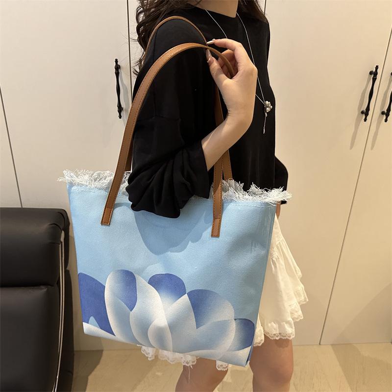 Popular Large-capacity Canvas, Portable Fringed Beach Bag, Going Out for Commuting, Shoulder Tote Bag, Bao Ma Shopping Bag.