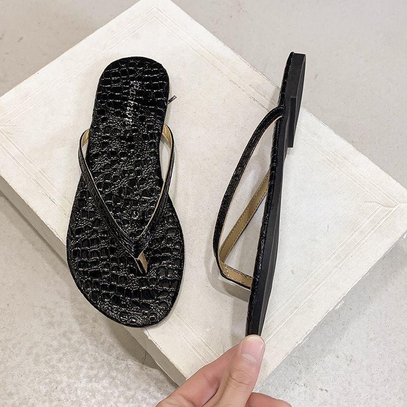 Women's flat-bottomed slippers non-slip soft bottom comfortable home wear pinch feet beach flip-flops women 2025 summer new