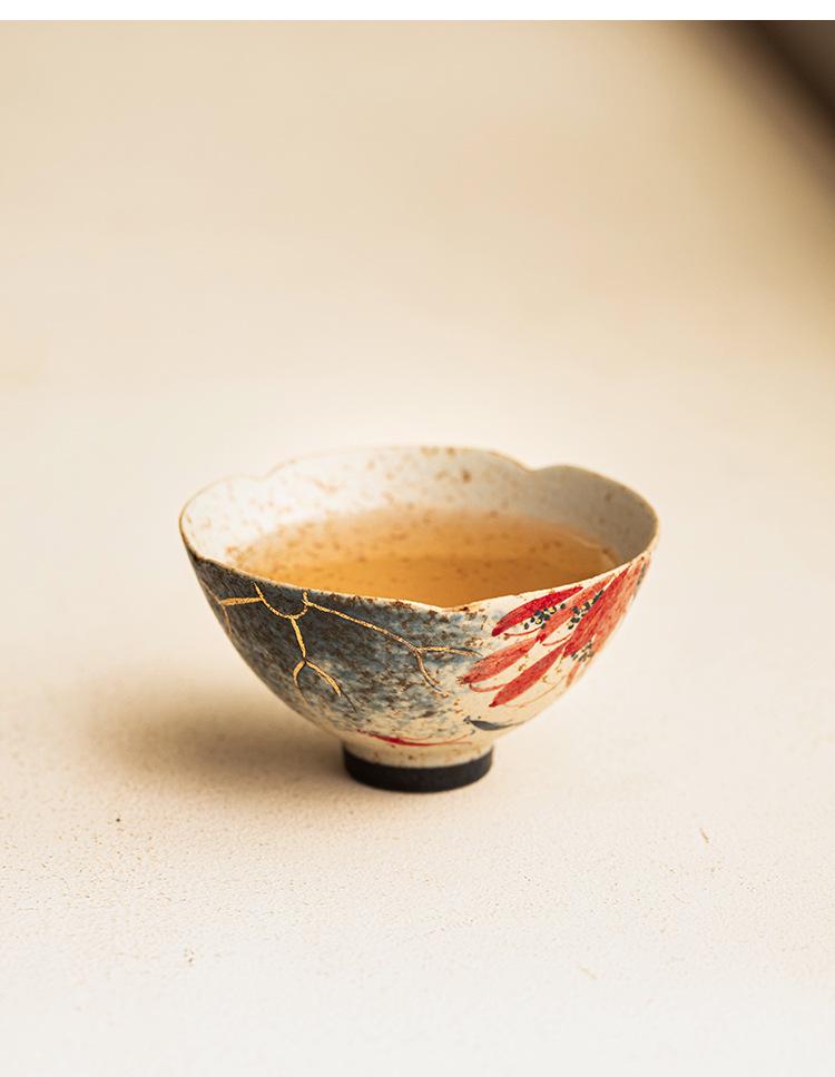 Ručně malovaný zlacený keramický čajový šálek s motivem koi a lotosu