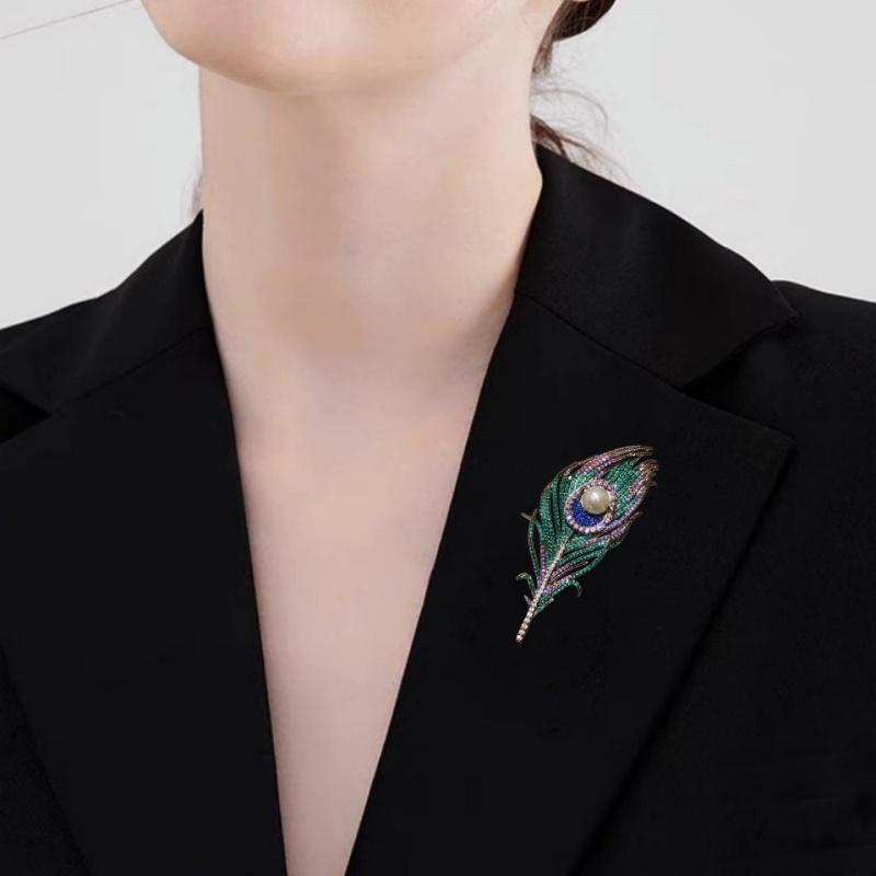 Luxury Crystal Peacock Feather Brooch Vintage Cheongsam Corsage Temperament Blazer Clothing Jewelry Accessories Wedding Badge