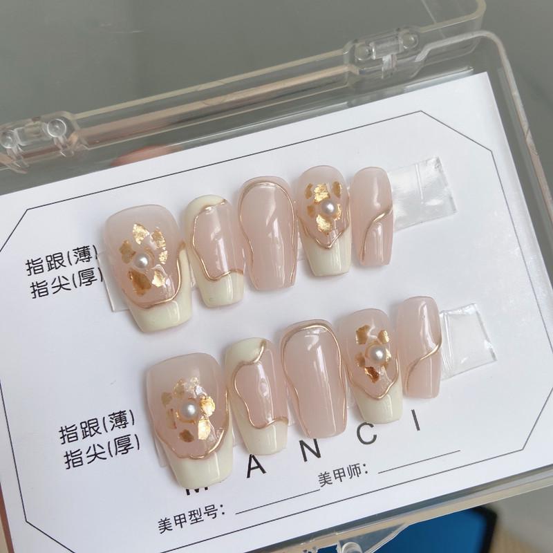 

Осенне-зимние носибельные ногти с молочно-белыми линиями, хлопьями слюды, жемчугом - накладные ногти ручной работы в стиле интернет-знаменитости