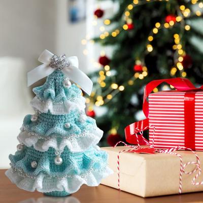 Handmade Crochet Christmas Tree DIY Crochet Christmas Tree Kit with Bow Faux Pearl Decor Holiday Craft Starter Set for Beginners
