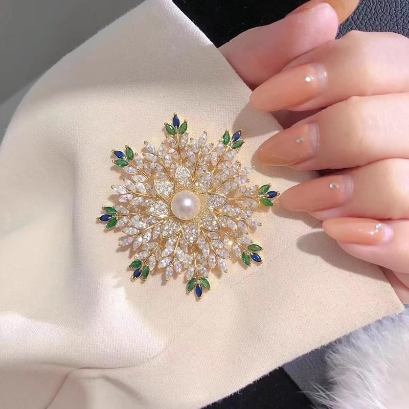 Brilliant Snowflake, High-end Femininity, Versatile and Light Luxury Brooch
