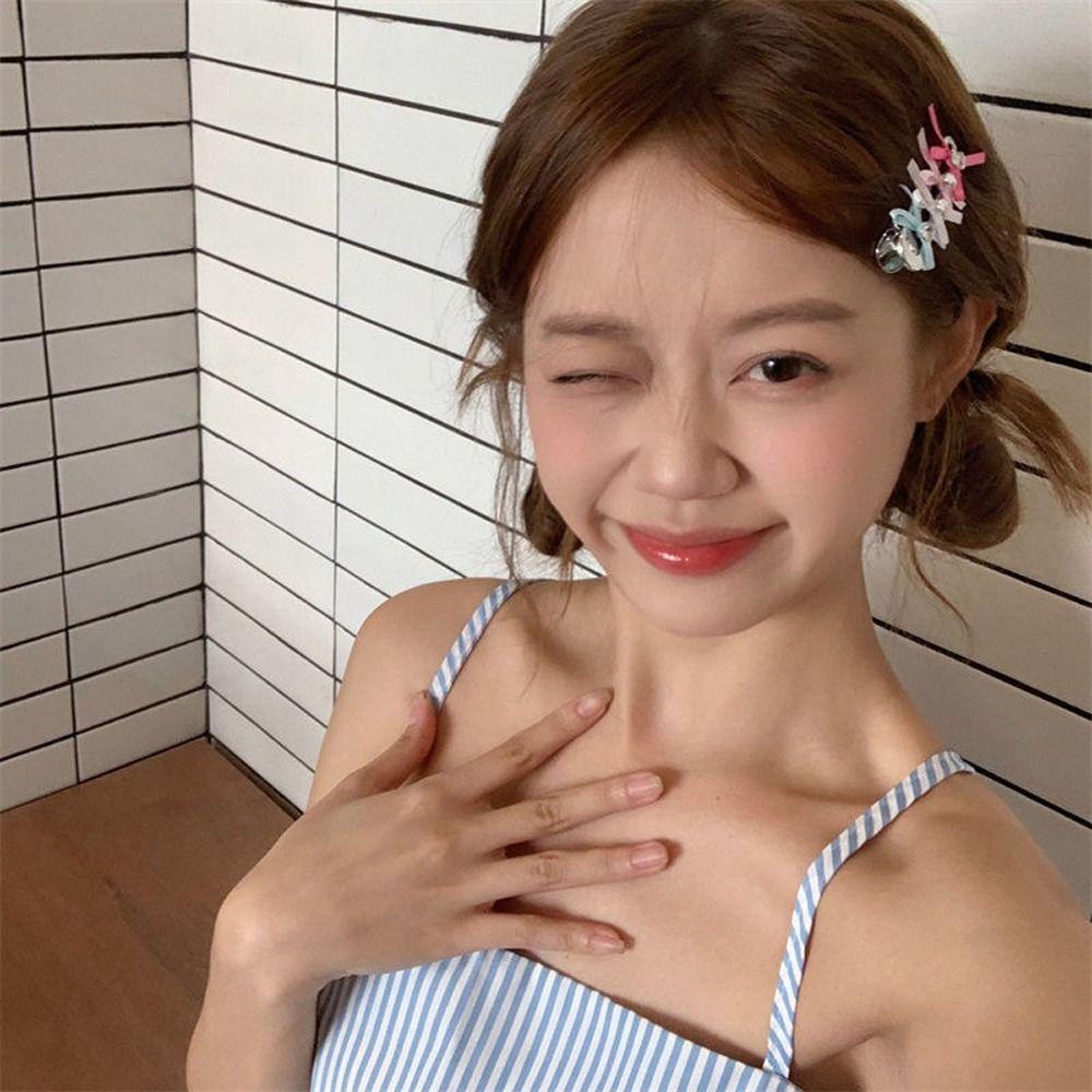 

Яркий цвет, бант, стразы, заколка в виде утконоса, лента, элегантная вечеринка