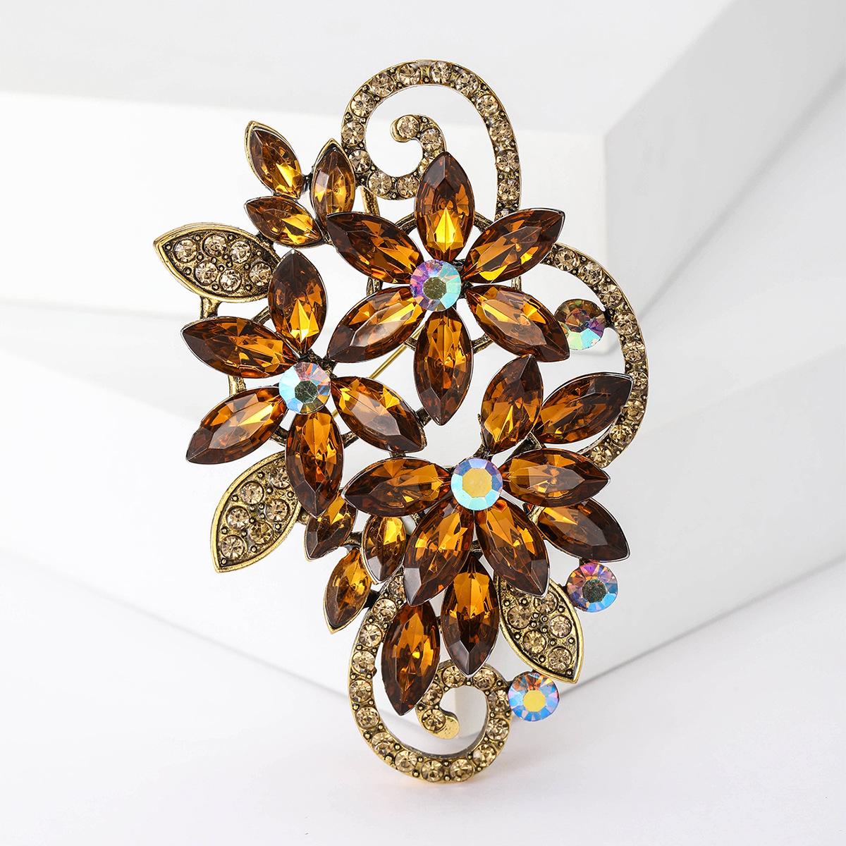 

Комплект хрустальных элегантных темпераментных корсажных украшений из стекла и кристаллов