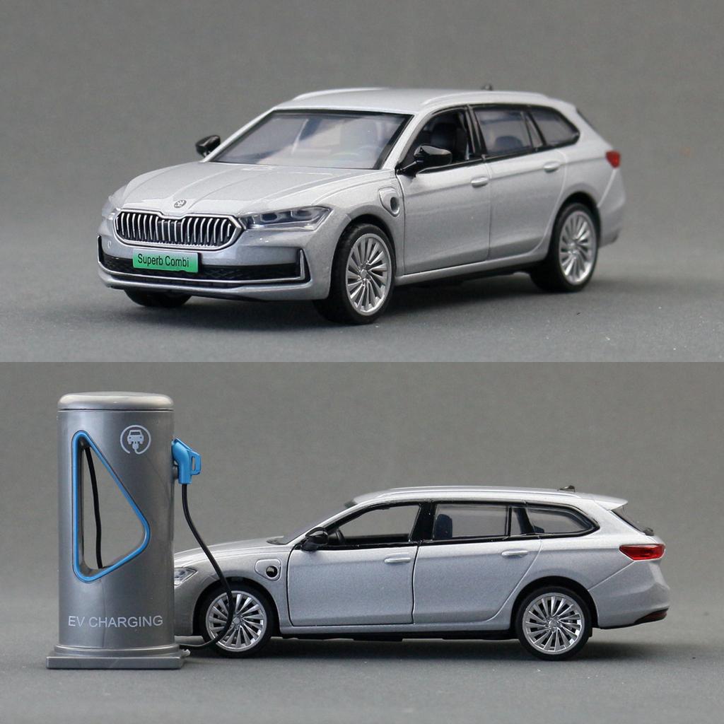 1/35 Skoda Superb IV Combi Alloy Car Model Sound and Light Children's Toy Collectibles Birthday Gift