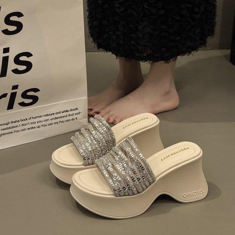 Thick-soled heightened sequins, high-heeled cool slippers for women's summer wear 2025 new models with skirts, not tired feet, beach one-word drag