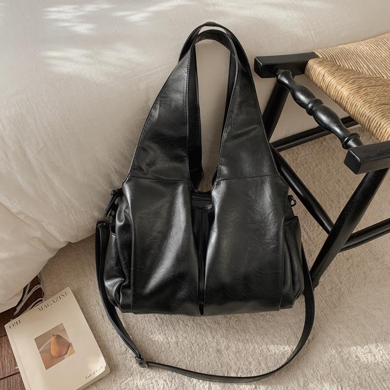 

High value niche retro bag women s winter new large capacity portable shoulder bag locomotive bag fashion чорний
