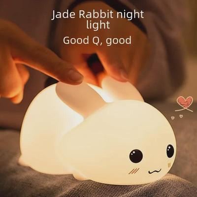 Luce Notturna Coniglietto di Giada Colorata - Telecomandata, Ricaricabile, Simpatica Lampada LED Cartone Animato per Comodino o Cameretta