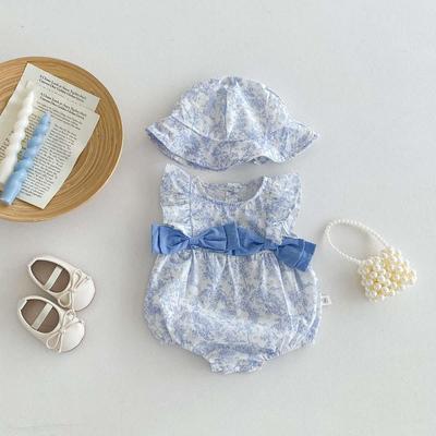 Tuta estiva per bambina con stampa floreale, maniche a volant e dettaglio fiocco