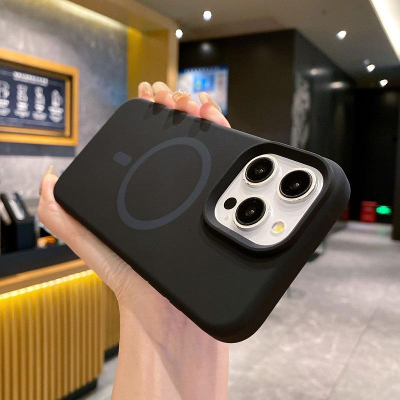 17 Pro Max Liquid Silicone Magnetic Phone Case, Full Coverage, Anti-Drop, High-End Protective Cover for Apple 17.