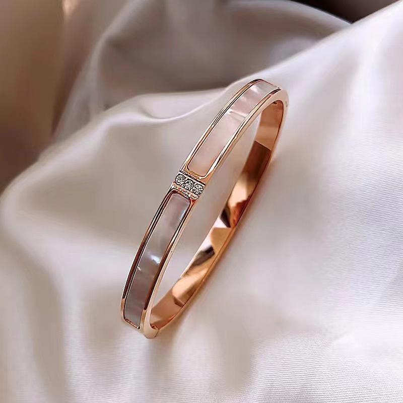 Light Luxury White Mother-of-pearl Shell Bracelet Rose Gold Titanium Steel Simple and Versatile Fashion Accessory Bracelet