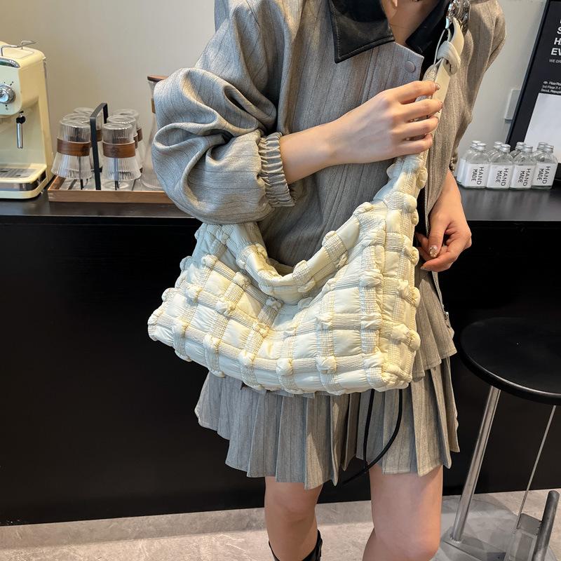 Herbst- und Winter-Daunentasche große Kapazitätstasche 2025 neue Diamantwolke Pendlertasche lässige Schulter-Umhängetasche Tote Bag