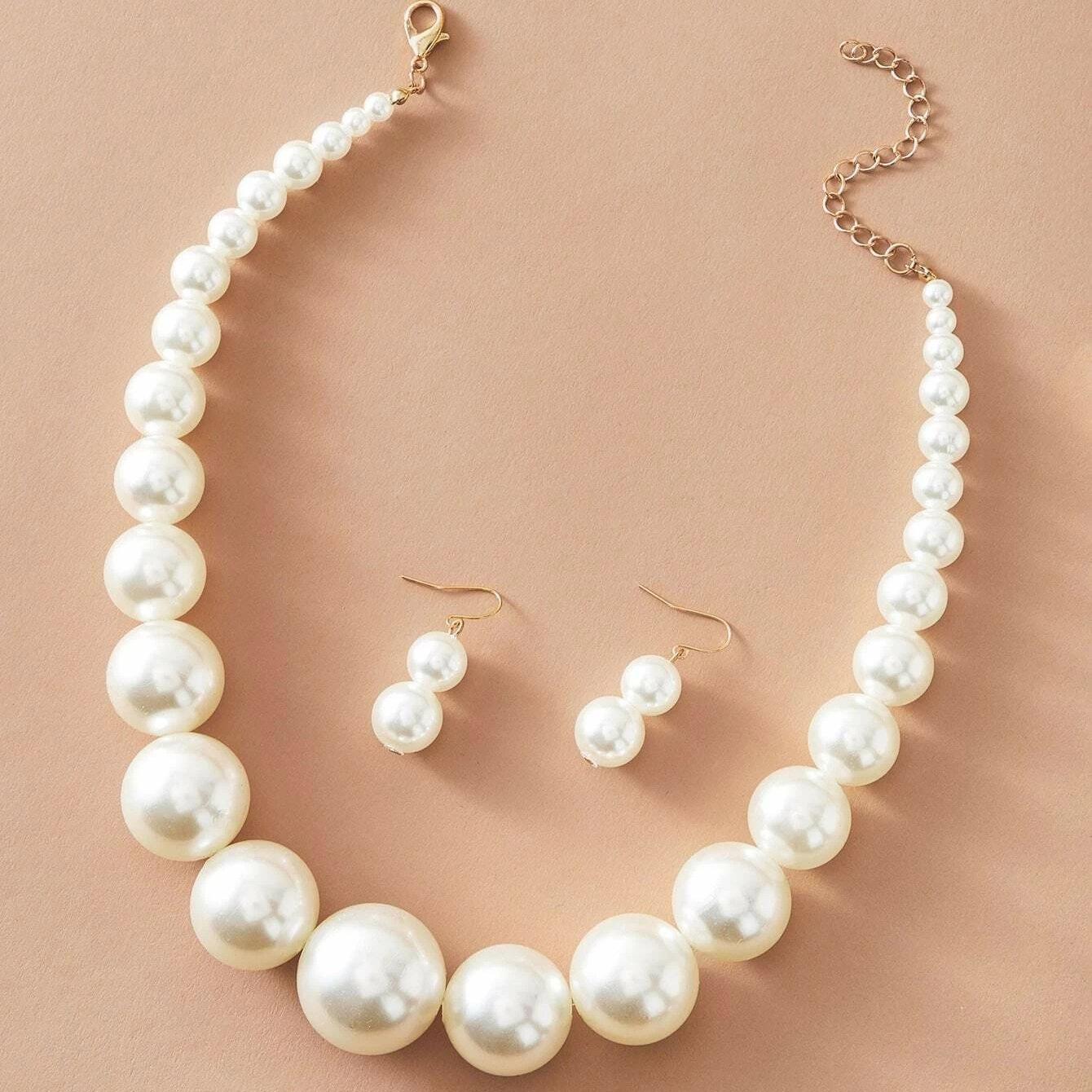 

Модный набор из жемчужного ожерелья и серег: Элегантный европейский и американский стиль с простой ключичной цепочкой и универсальными жемчужными ушными крючками белый