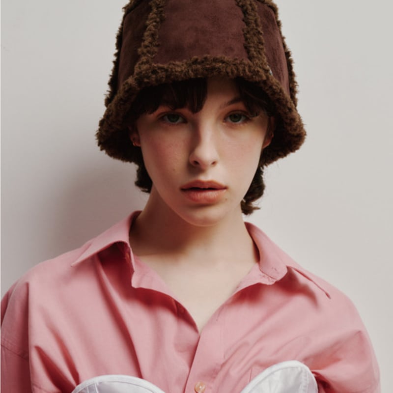 

poesiedame [ЖИЗНЕННЫЙ ПОРТРЕТ] Двусторонняя панама из стриженой овчины темно-коричневого цвета FREE