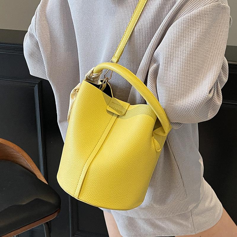 Korean Fashion and Simplicity Ou Ruofeng Casual Versatile Portable Bucket Bag Women's Commuting Advanced Sense Messenger Child and Mother Bag