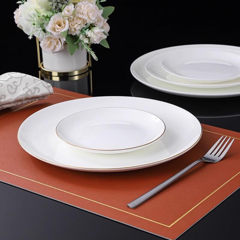 Elegant middagstallrik i keramik med guldkant