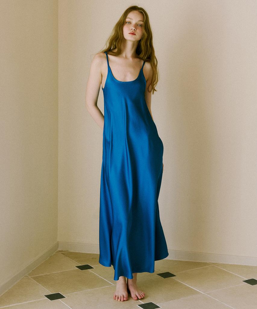 GREENBUTTER Seidiges U-Ausschnitt-Kleid (Kobalt)