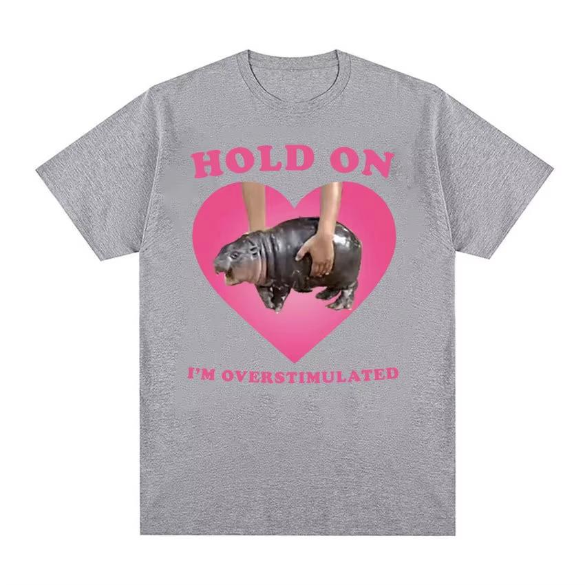2026 Moo Deng Hold On Im Overstimulated Pink Heart Baby Hippo Funny Meme T Shirt Unisex Unisex Vintage Harajuku Cotton TShirt