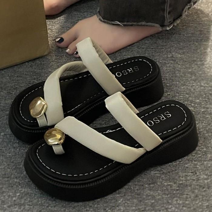 French small sandals outside women's 2025 summer new fashionable versatile metal cover toe cool slippers platform beach shoes