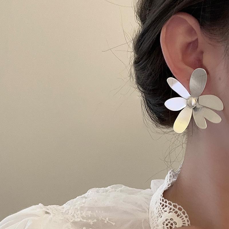 Metal Wind Temperament Flower Stud Earrings Ins Individual Cold Wind Earrings Women's Niche Design High-end Earrings