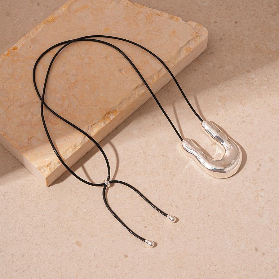 Exaggerated U-shaped geometric pull-up sweater chain niche long necklace
