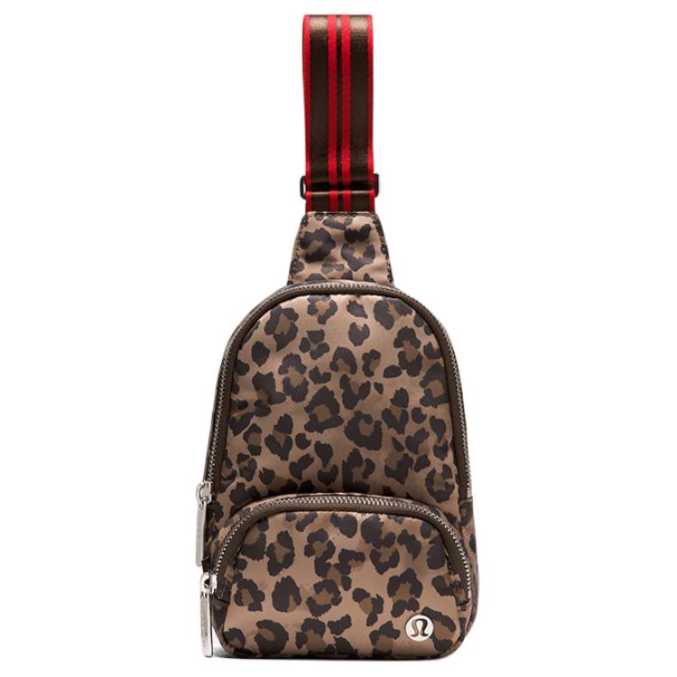 Lululemon Everywhere 2L Сумка через плечо на молнии с металлическим логотипом Женские сумки Леопардовый Оксфордско-красный LU9DAOS Leopard Print 14340₽