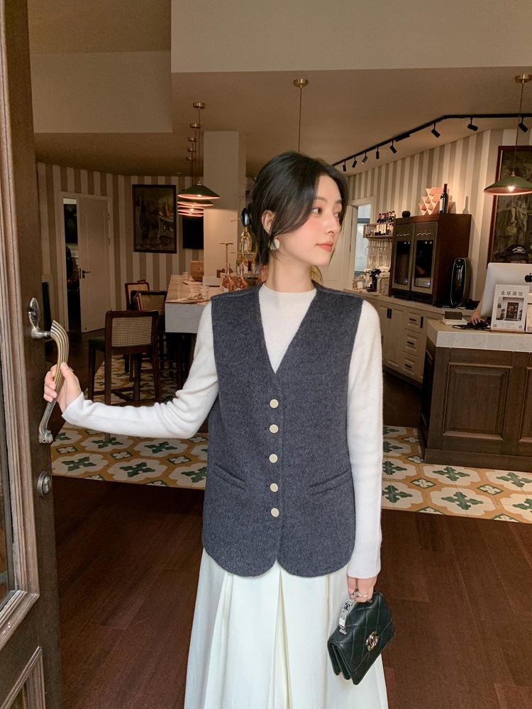 

Женский жилет из верблюжьей шерсти с V-образным вырезом 2024 - Европейский стиль, Высокий класс, Многослойный универсальный дизайн. S (85-105 jin)