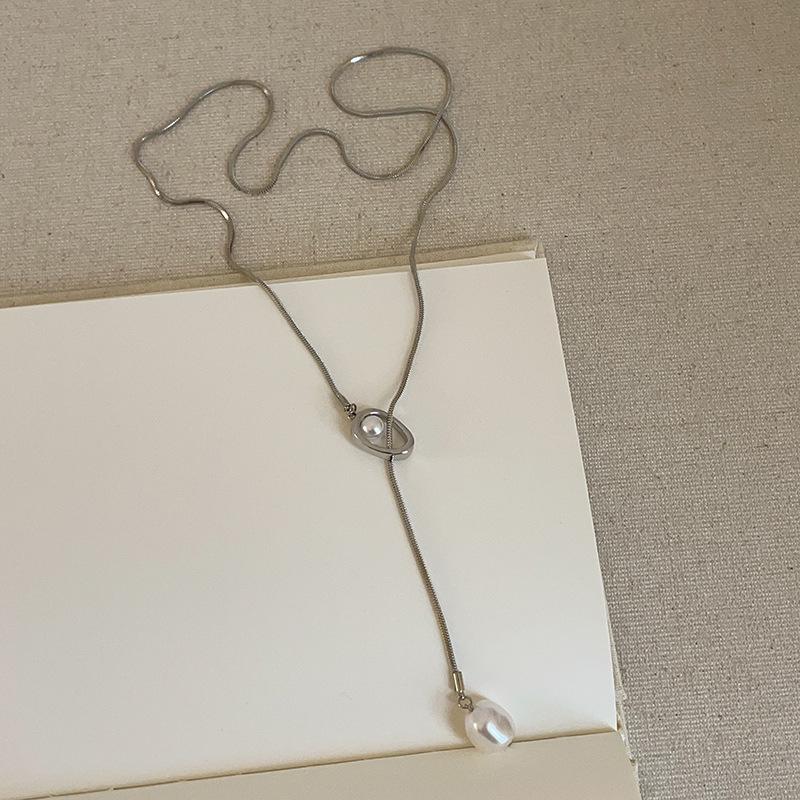 Hochwertige Geometrische Perlen- und Gold-Anhänger Halskette mit Silberperlen - Elegantes Leichtluxus-Accessoire für Damen
