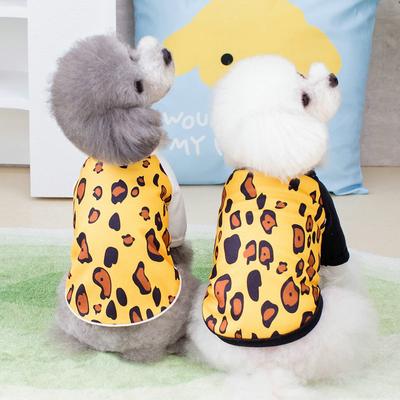 2024 Neues T-Shirt mit Leopardenmuster und Farbblockdesign Frühling und Sommer Neu Niedliches zweifarbiges Teddy-Haustier Warmkleidung Kleine und mittelgroße Hunde Welpenkleidung