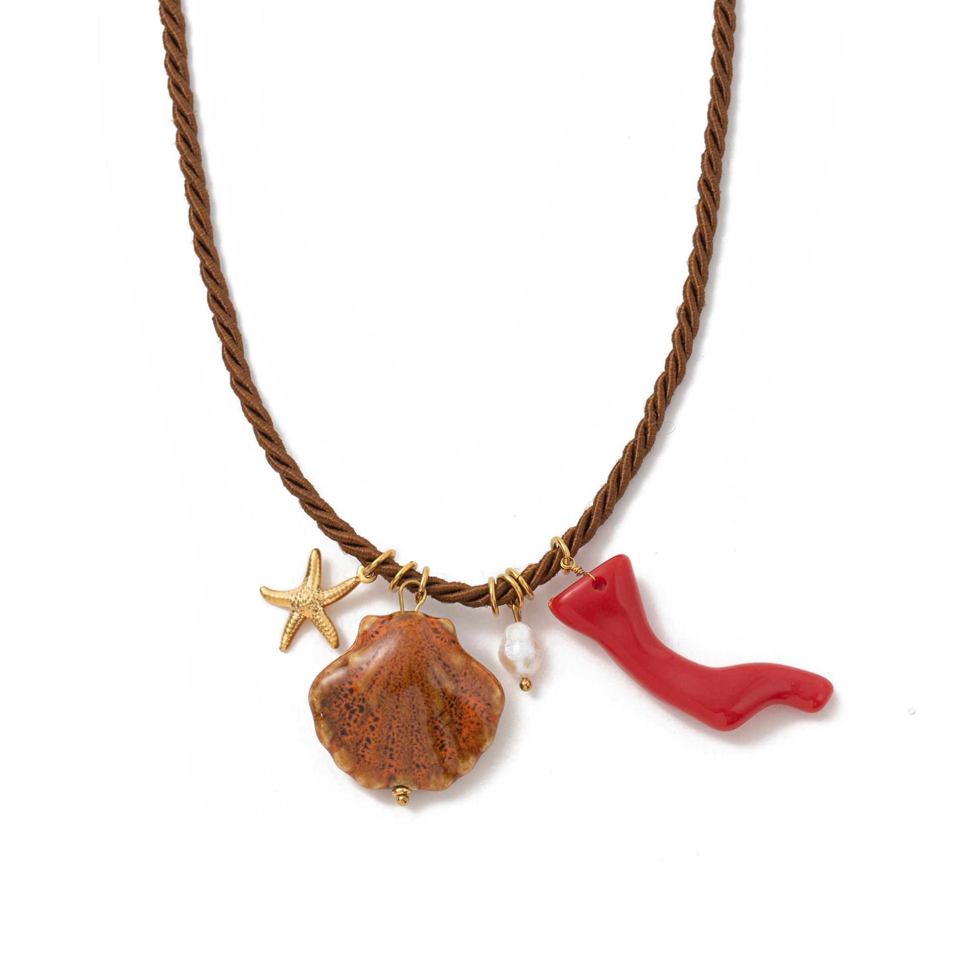 

Вязаное вручную массивное ожерелье-подвеска из разноцветной керамики в виде морской звезды, осьминога, рыбы. Летнее пляжное украшение-воротник в стиле Y2K.