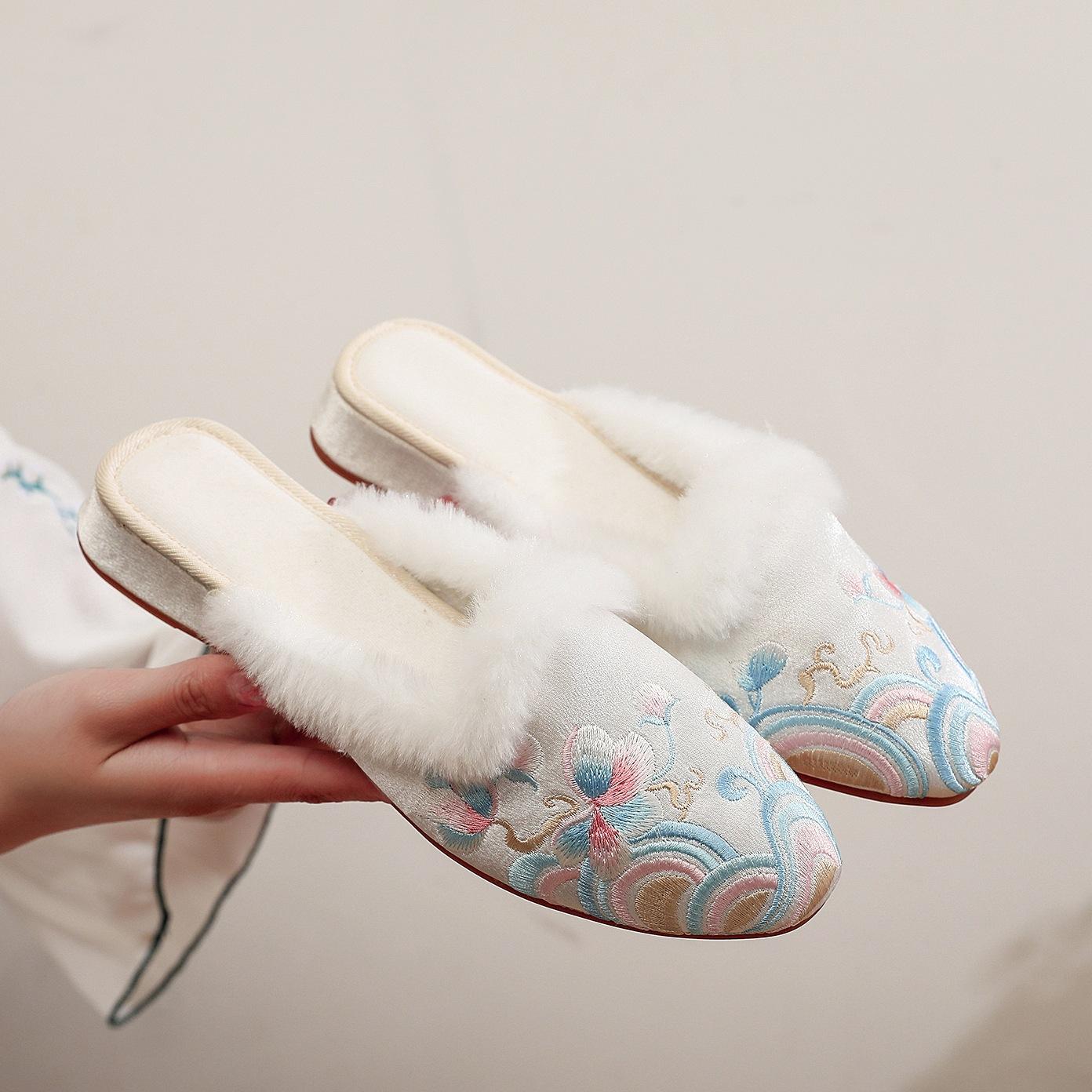 

[Hailu] 2025 winter new embroidered women s indoor Han elements antique embroidered shoes Hanfu women s velvet slippers 40 зелений